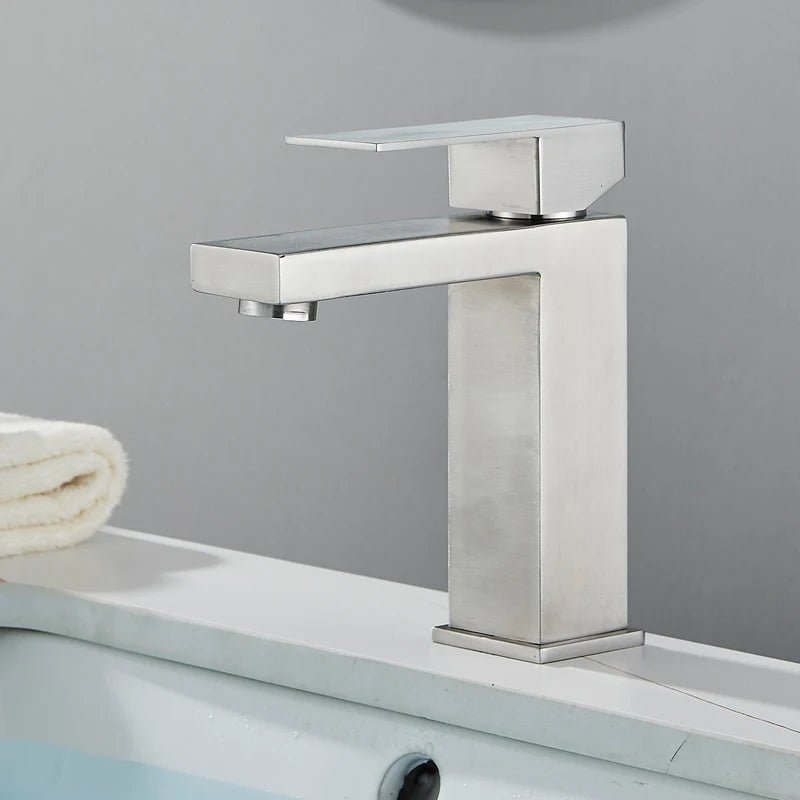 Robinet de salle de bain moderne en inox – versions courte et haute - Fluens
